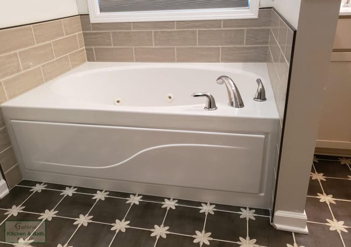 alcove style bathtub